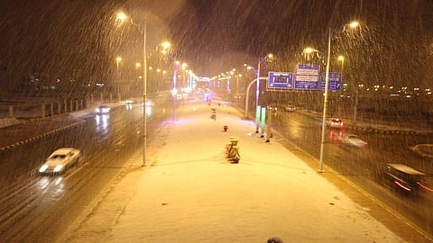 شاهد .. "الكتلة السيبيرية" تكسو "طريف" بالثلوج والحرارة تلامس الصفر