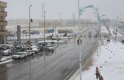 بعد "ثلوج طريف" .. أولياء أمور ينتقدون "التعليم": متى ستعلقون الدراسة؟