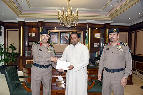 بمكافأة مالية .. "ولي العهد" يكرِّم مقيماً سورياً أنقذ أسرة من حريق بالرياض