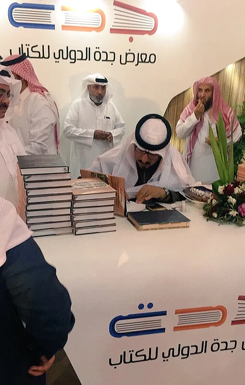 شاهد.. معرض جدة للكتاب في يومه الخامس.. إقبال كبير وشكوى من نار الأسعار و100 شاشة لخدمة الزوار