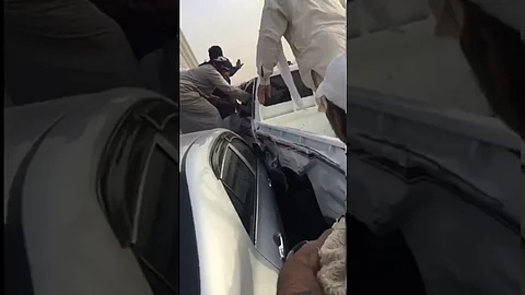 شاهد.. شاب في حالة غير طبيعية يصدم السيارات متعمدًا بالرياض.. تعرَّف على التفاصيل