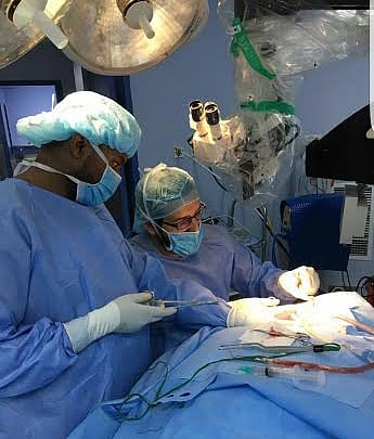 ترقيع طبلة أذن مريض بمستشفى محايل العام بواسطة المنظار