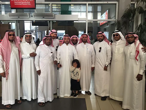 جعبور يعود معافى من إصابة الحد الجنوبي.. والأهالي يستقبلونه بمطار جازان
