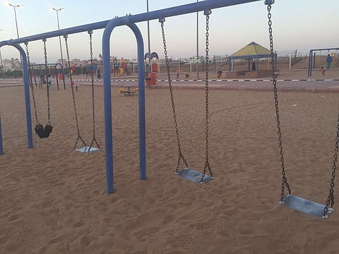 بالصور.. ملاهي حديقة كالسكاكين تتربص بالأطفال في "وادي الدواسر"