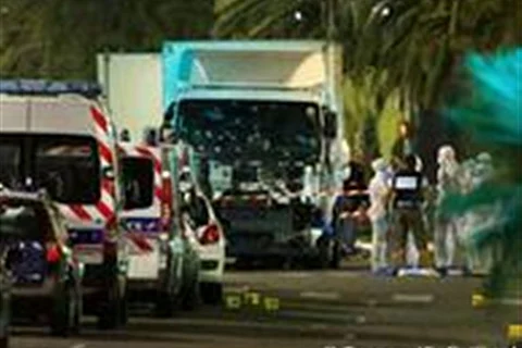 شاحنة تقتحم نقطة تفتيش في بانكوك وتصيب 18 شخصاً