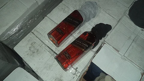 جمرك البطحاء يحبط تهريب 17 ألف زجاجة خمر مُخبأة ضمن "منظفات سائلة"