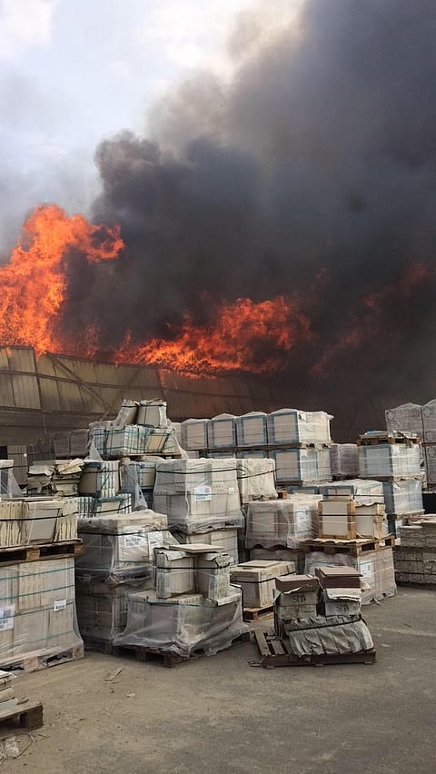 إصابة 4 أشخاص خلال حريق اندلع في مستودع بشرق جدة