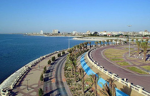 انتشال جثة شخص بعد سقوط مركبته في بحر كورنيش الدمام