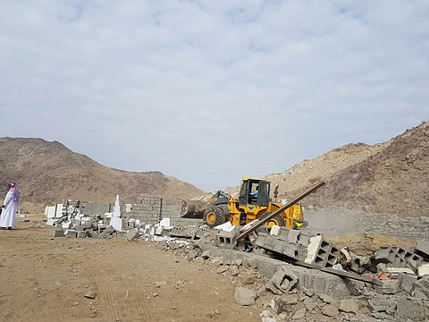 بلدية "عمرة مكة" تزيل تعديات على 60 كم2 في "أم طبيق"