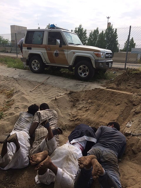 شاهد.. قوة الضبط الميداني تقوم بتتبُّع المخالفين في أعماق الأرض