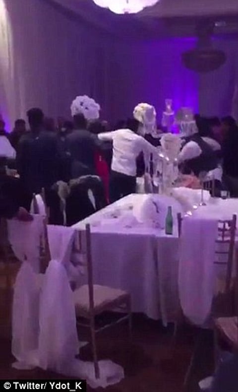 بالفيديو.. فضيحة عروس تنهي حفل زفافها بمضاربة بين الأسرتين