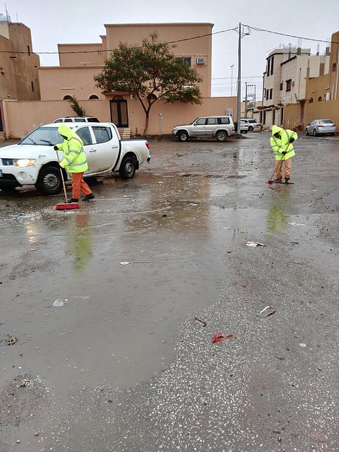 "بلدي طريف" يتفاعل مع الأمطار الغزيرة بـ"فرق طوارئ"