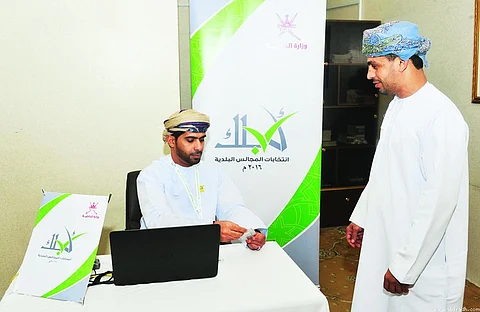 العمانيون يُدلون بأصواتهم في ثاني انتخابات بلدية بالسلطنة