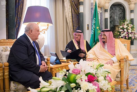 الملك يستقبل السفير الأمريكي في الرياض بمناسبة انتهاء فترة عمله