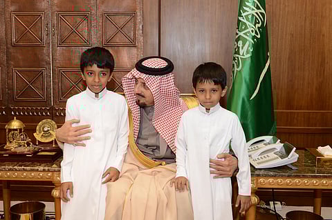 شاهد.. أمير عسير مستقبلاً أسرة الشهيد "البارقي": رجالنا نذروا دماءهم للوطن