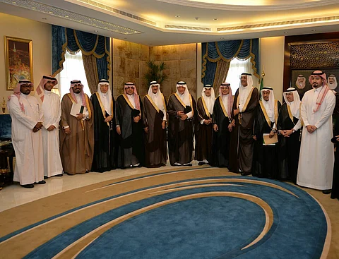أمير مكة يستقبل رئيس وأعضاء "الصحفيين".. ويؤكد: السعودي حباه الله بمزايا عدة