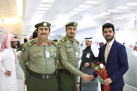 بالصور.. جوازات مطار الرياض تستقبل المبتعثين بالهدايا والورود