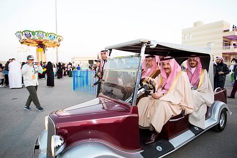 شاهد.."كرنفال الزهايمر" يختتم "مزولة" كبار السن في ميدان ديراب