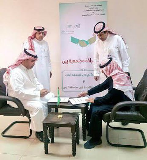 توقيع عقد الشراكة المجتمعية بين قطاع الصحة العامة وإدارة التعليم بمحافظة الرس
