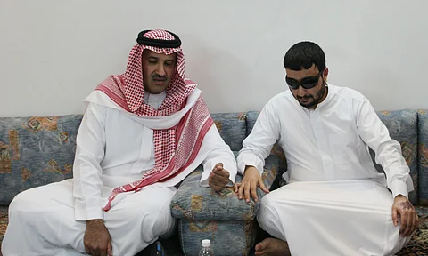 "أمير المدينة" يزور رجل الأمن "الصبحي" بعد عودته من العلاج بالخارج