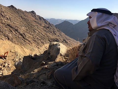 شاهد.. أهالي "الشبحة" يشرعون بفتح طريق مختصر بعقبة "نفر"