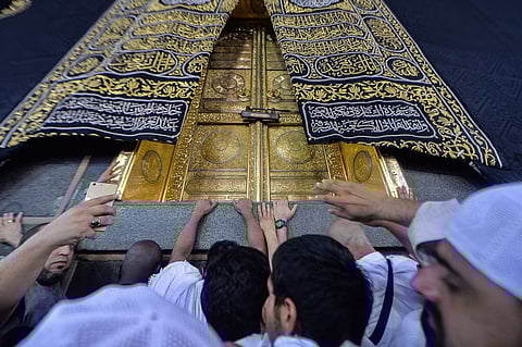 تعرَّف على السبب الحقيقي الذي أدى إلى تغيير باب الكعبة قبل 4 عقود