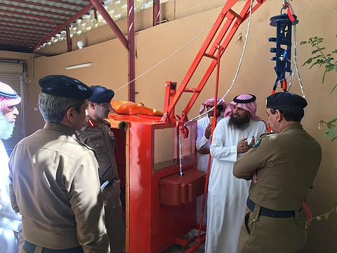مواطن بعسير يخترع جهازاً لإنقاذ ضحايا الآبار الارتوازية
