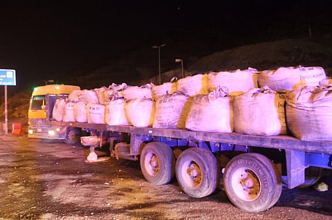 الطائف.. "بودرة الكربون" تشعل النيران بتريلا على طريق السيل