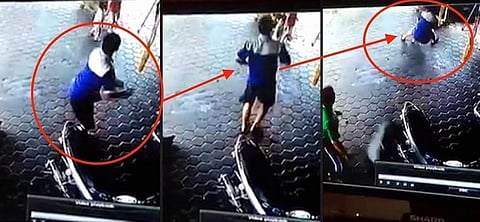 بالفيديو.. يضع نفسه في مواجهة الموت لينقذ طفلين