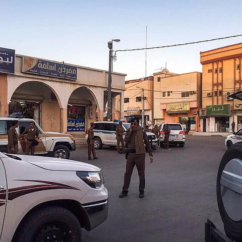 شاهد.. ضبط 32 مجهولاً وسيارة مطلوبة بـ"وادي الدواسر".. هكذا تم التتبع والتمشيط