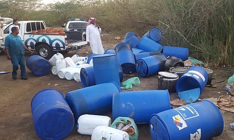 بلدية جنوب جدة تداهم معملاً للخمور وتتلف 10 أطنان من العرق المسكر