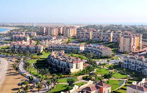 شرطة الشرقية تضبط طفلتين ظهرتا بمقطع فيديو متداوَل ووالدتهما أثناء تسولهن بمحطة وقود