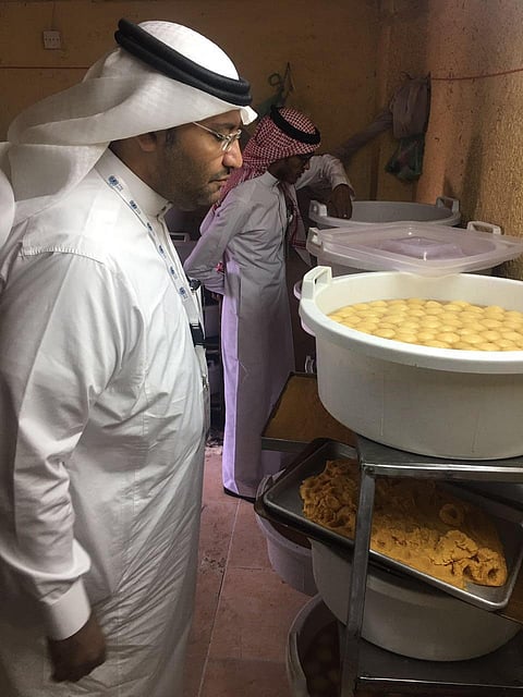 مداهمة منزل شعبي لتحضير الحلويات وإتلاف طن ونصف بـ"نزلة جدة"