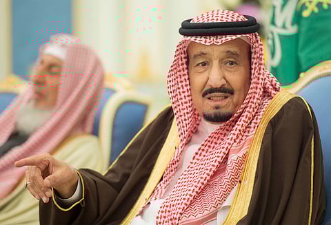 بالصور .. خادم الحرمين يستقبل الأمراء ومفتي المملكة وجموعاً من المواطنين