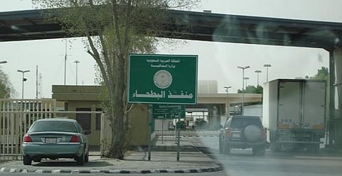 جمرك البطحاء يحبط عبور 25 ألف كيس تنباك لدولة مجاورة