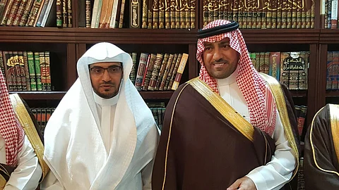 بالصور.. تركي بن عبدالله يزور "المغامسي" في منزله بالمدينة المنورة