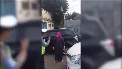شاهد.. سفير المملكة بإندونيسيا يكافئ رجل مرور بالحج لصبره على تجاوز امرأة