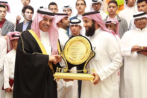 بالصور.. محافظ الجبيل يكرّم ٨٠ طالباً متفوقاً