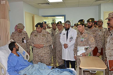 قائد القوات البرية يقلد مصابي القوات المسلحة "نوطي الشرف والمعركة"