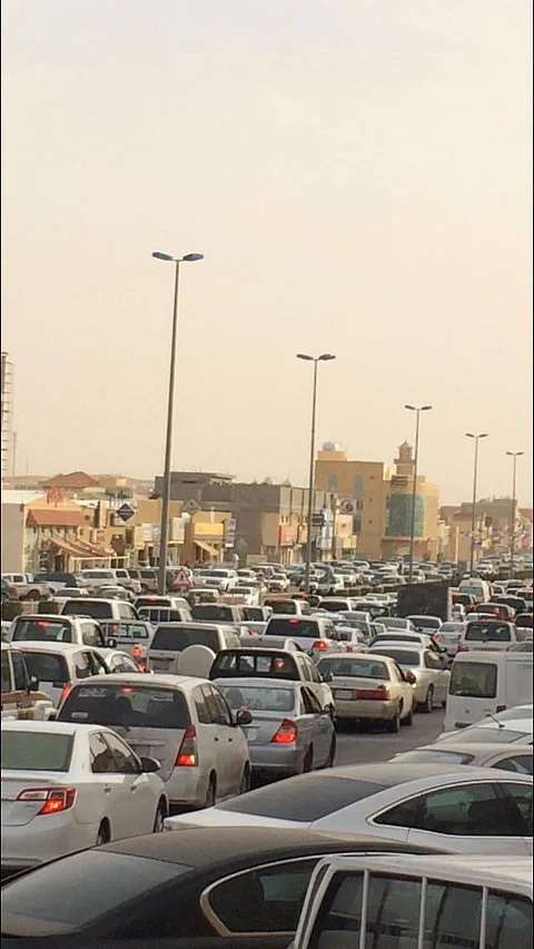 شاهد.. "حمى الشراء" تغلق طريق الفاخرية بعد عروض "متجر شهير"