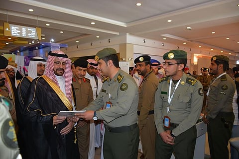 بالصور.. "جوازات جازان" تشارك بمعرض أسبوع النزيل الخليجي