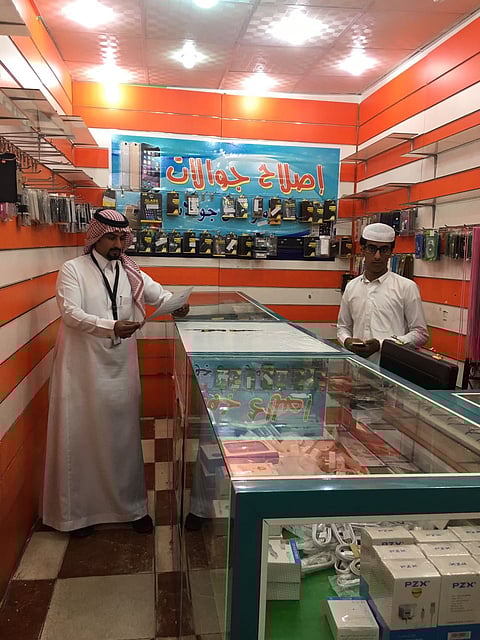 في متابعة لقرار التوطين.. ضبط وافد يقوم بصيانة الجوالات في "عقيق الباحة"