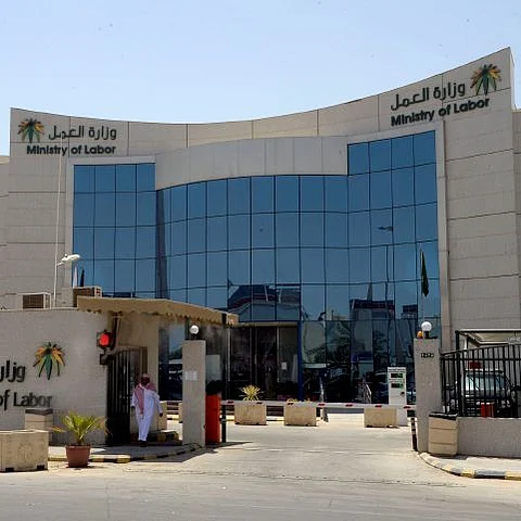 "العمل" تستثني الأيتام وأبناء السجين من تسجيل "الآيبان" في تحديث البيانات