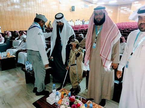 "الطالب التوبي" يتقدم كشافة بيشة بعُكازيْه ويحصل على تقدير مدير التعليم!