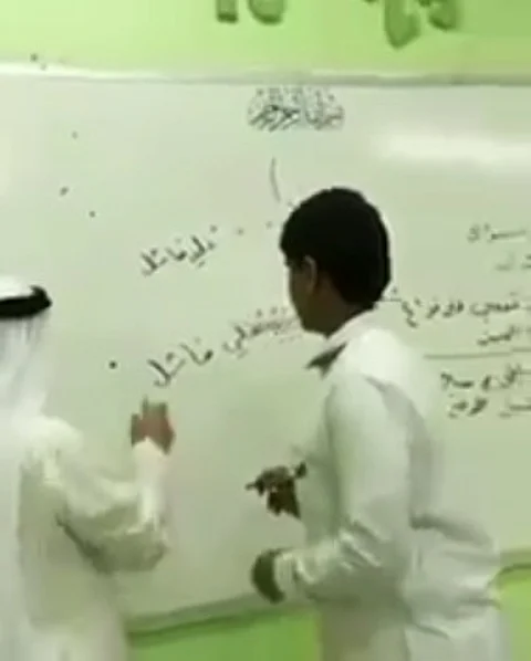 بالفيديو.. معلم بجازان يجبر أحد طلابه على الإساءة للنادي الأهلي