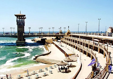 عجوز مصرية تعيش ليلة زفاف وهمية