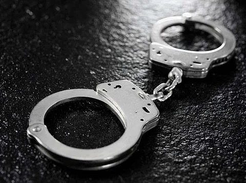 القبض على أشخاص سرقوا مبالغ وجوالات من مركبات ببحرة
