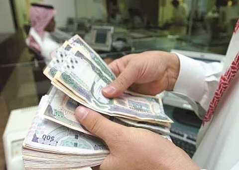 بنوك سعودية تتسبب في أزمات مالية للموظفين.. ويطالبون "النقد" بالتدخل