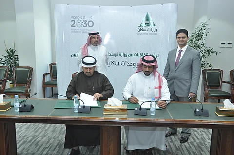 "الإسكان" توقع اتفاقية إنشاء 5 آلاف وحدة في عدة مدن