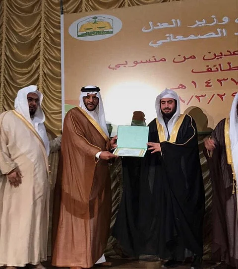 "القاسم" يُكَرّم مدير عام الحقوق المدنية بالطائف